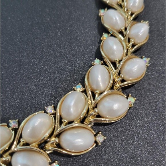 Vintage Lisner Pearl Like Thermoset Bracelet with Faux Pearl Earrings - Picture 3 of 9